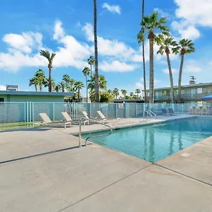 Modern Contemporary Ot With Heated Pool Apartment