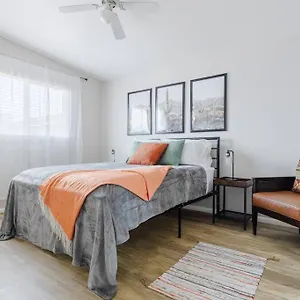 Desert Chic - 2 Bed With Yard Apartment